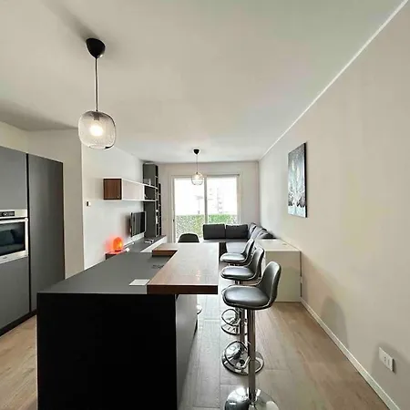 Daire 10 Min Airport+free Private Parking5 Min Train