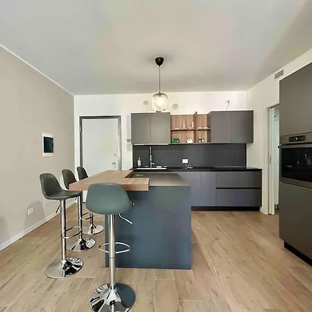 10 Min Airport+free Private Parking5 Min Train Apartment