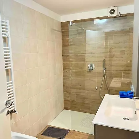 10 Min Airport+free Private Parking5 Min Train *