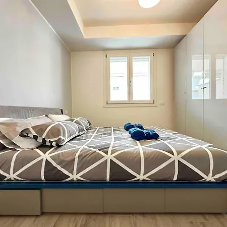 10 Min Airport+free Private Parking5 Min Train Apartment *