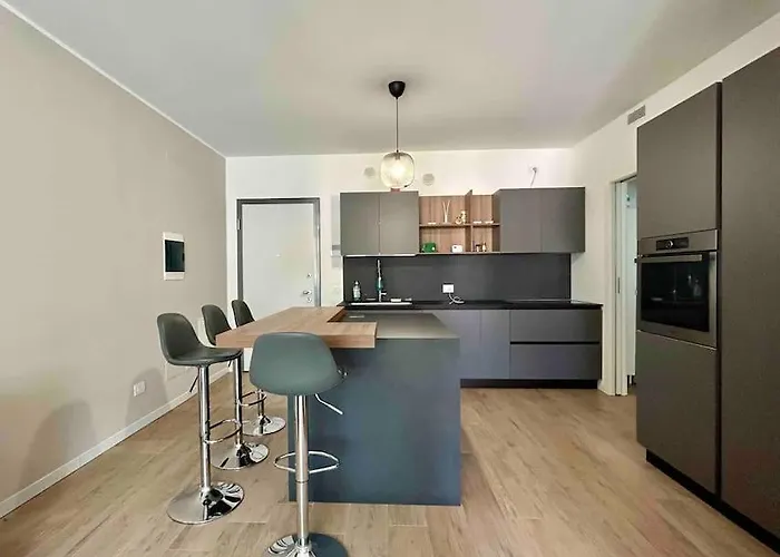 10 Min Airport+free Private Parking5 Min Train Apartment