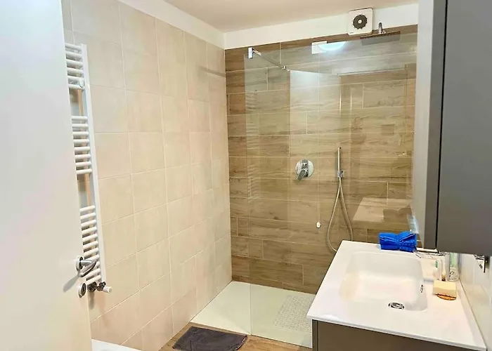 10 Min Airport+free Private Parking5 Min Train *