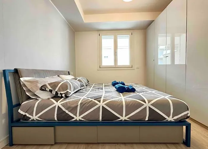 10 Min Airport+free Private Parking5 Min Train Apartment *